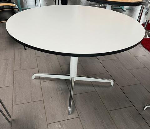 Holmris Genese rundt bord i hvid set forfra – Ø120 cm møde- eller spisebord med dansk design